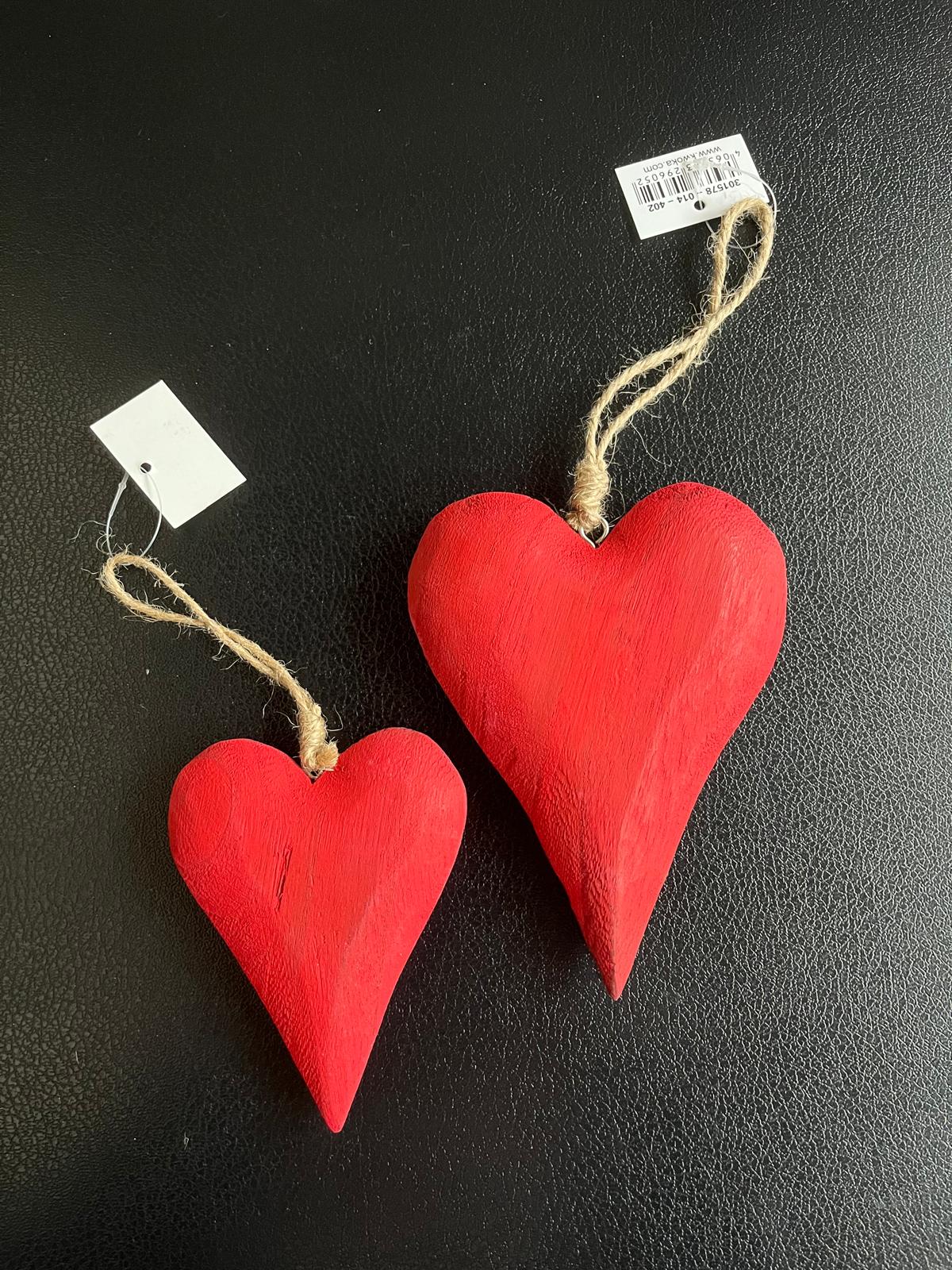 Rotes Holz-Herz mit Aufhängung