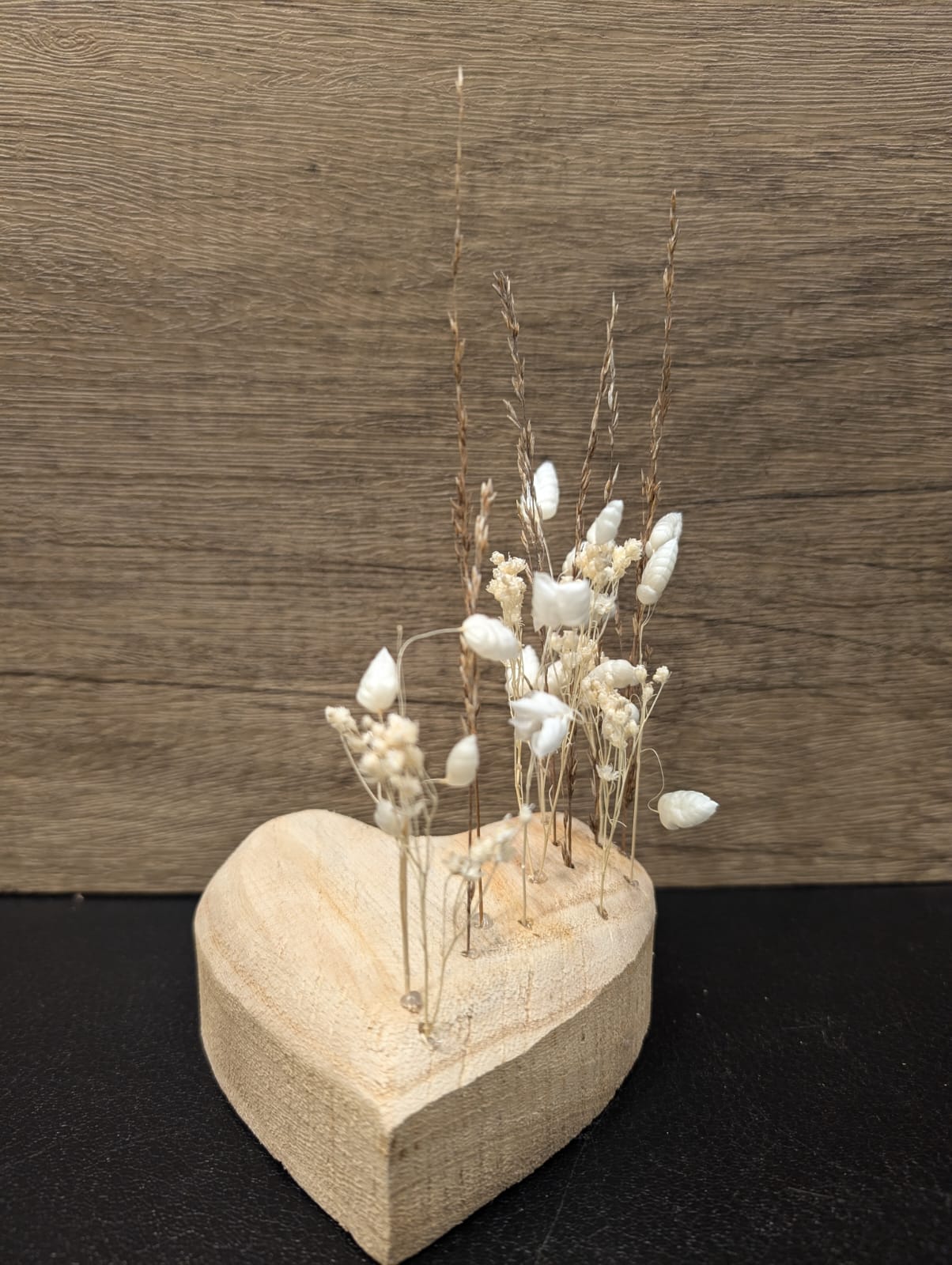 Holzherz mit Trockenblumen