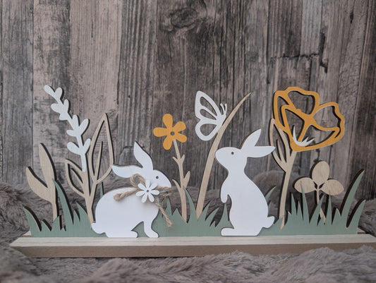 Osterhasen auf Blumenwiese