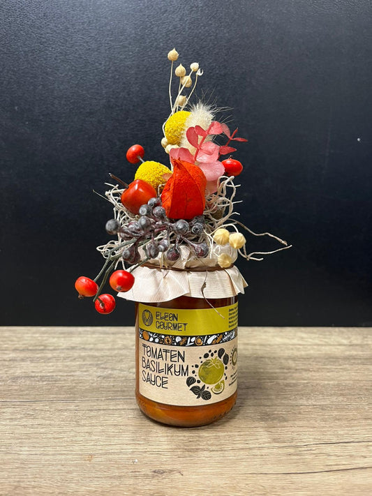Tomatensoße dekoriert