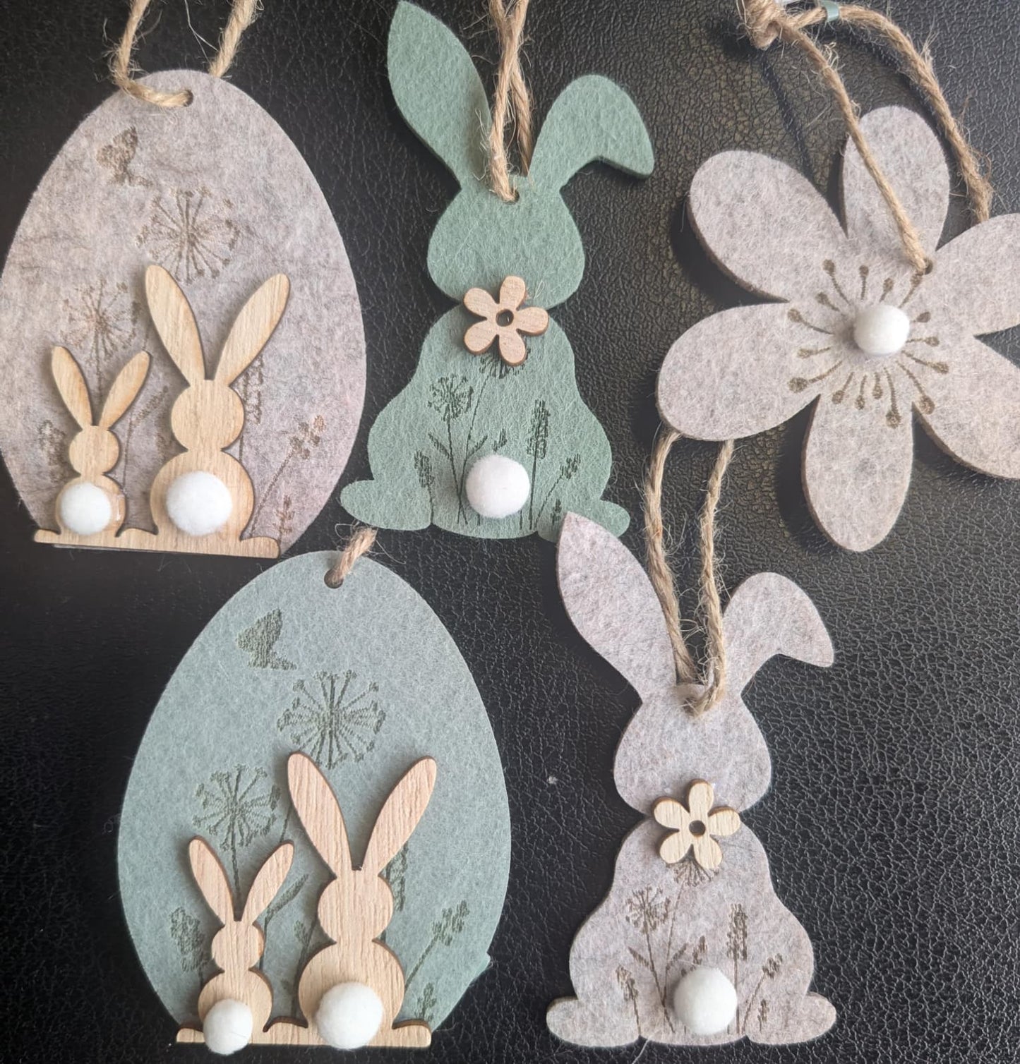 Osteranhänger aus Filz und Holz